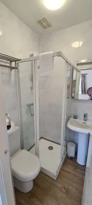 Double room with private bathroom
