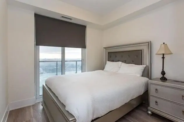 Luxury Condo, 2 Queen Beds, Non Smoking, CN Tower View (39)