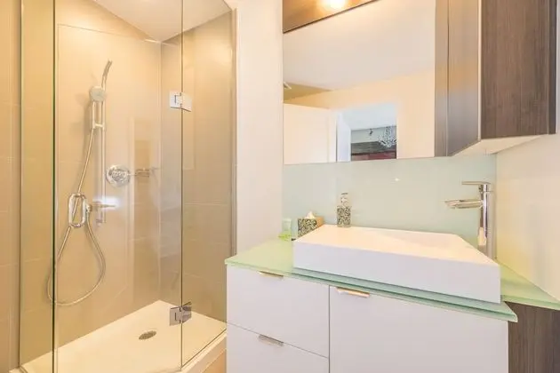 Luxury Condo, 2 Queen Beds, Non Smoking, CN Tower View (39)