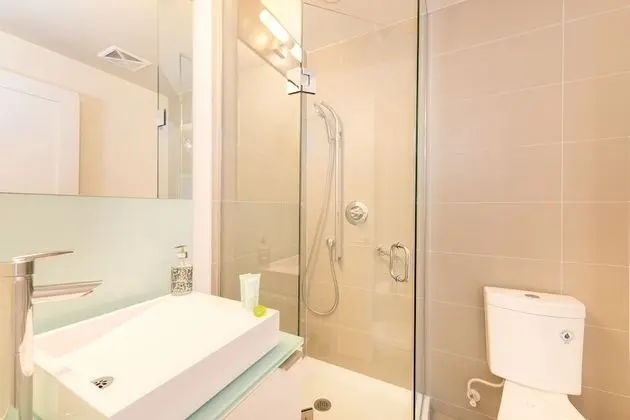 Luxury Condo, 2 Queen Beds, Non Smoking, CN Tower View (39)