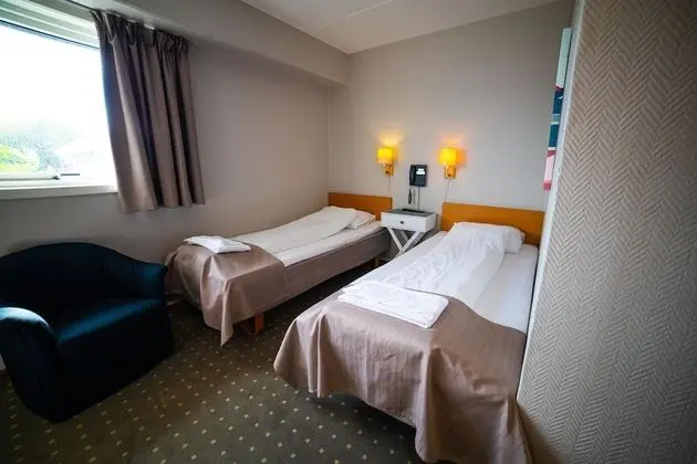 Üç Kişilik Oda, Sigara İçilmez