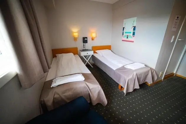 Üç Kişilik Oda, Sigara İçilmez