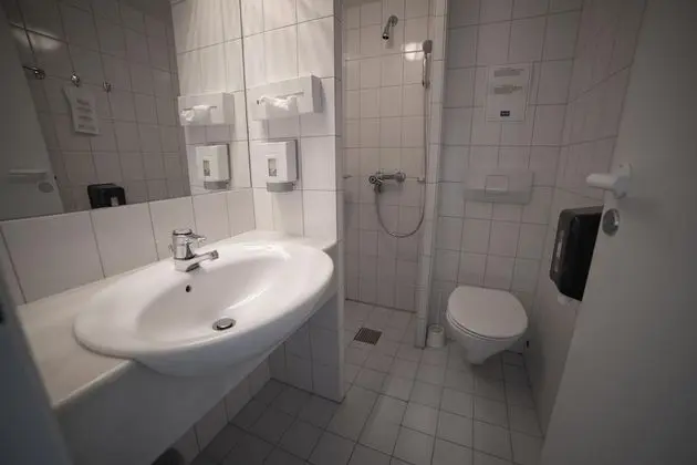 Üç Kişilik Oda, Sigara İçilmez