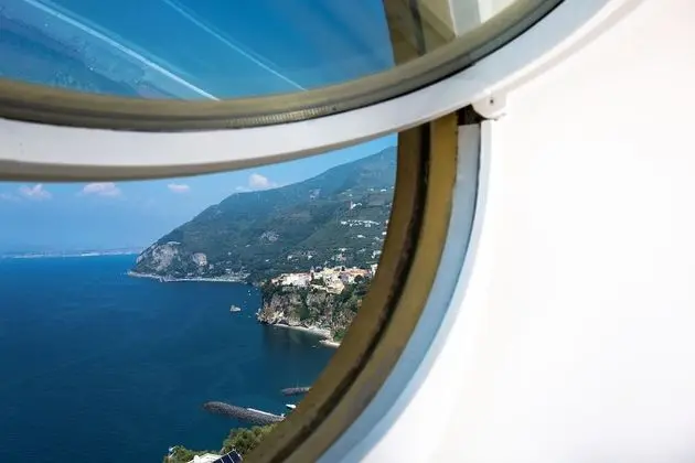 Tek Büyük veya İki Ayrı Yataklı Oda, Deniz Manzaralı
