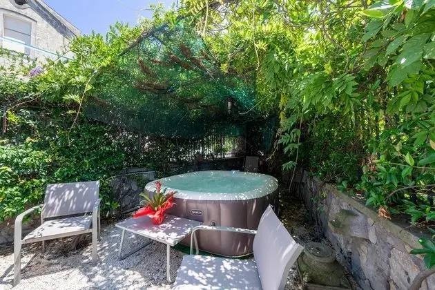 Kır Evi, Sıcak Su Havuzu