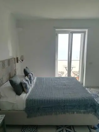 Panoramic Tek Büyük Yataklı Oda, Balkon, Deniz Manzaralı (Stair Access Only)