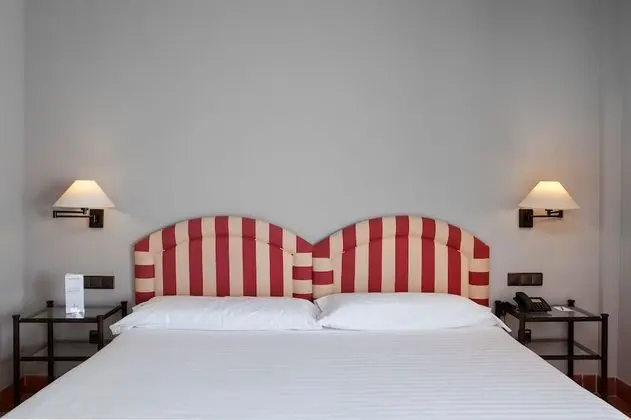 Büyük Yataklı Tek Kişilik Oda