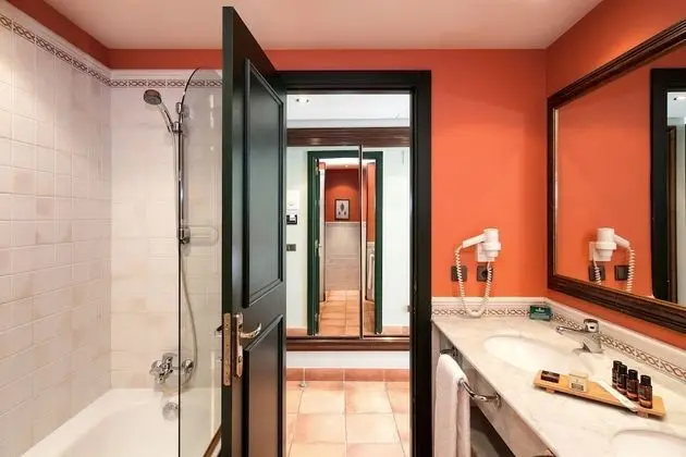 Büyük Yataklı Tek Kişilik Oda