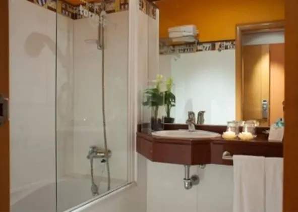 Büyük Yataklı Tek Kişilik Oda