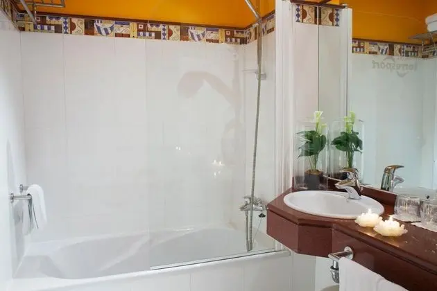 Büyük Yataklı Tek Kişilik Oda