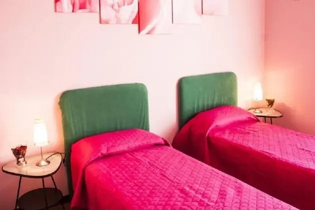 Tek Büyük veya İki Ayrı Yataklı Oda, Ortak Banyo