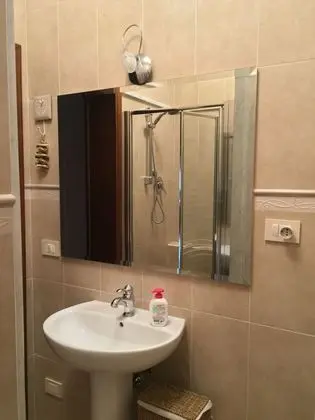 Tek Büyük veya İki Ayrı Yataklı Oda, Ortak Banyo