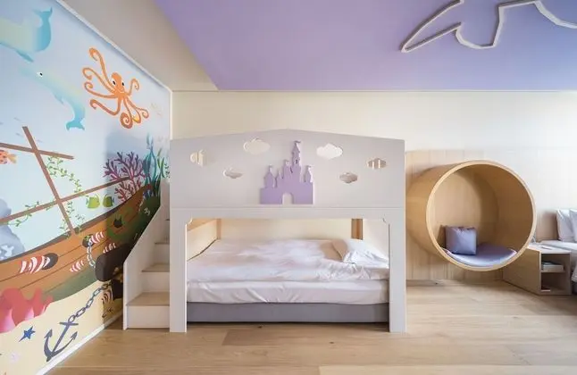 Kids Bunk Bed (Must be with children)