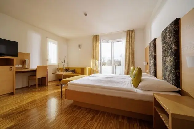 Tek Büyük Yataklı Oda, Havuz Manzaralı