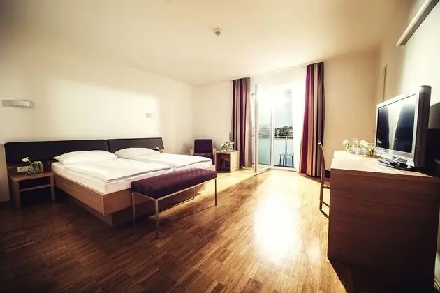 Tek Büyük Yataklı Oda, Havuz Manzaralı