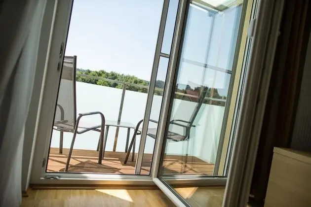 Tek Büyük Yataklı Oda, Havuz Manzaralı