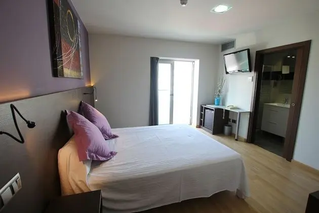 Büyük Yataklı Tek Kişilik Oda