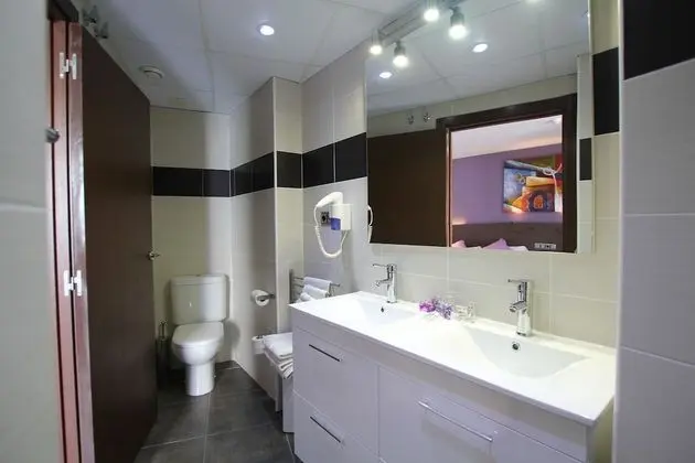 Büyük Yataklı Tek Kişilik Oda