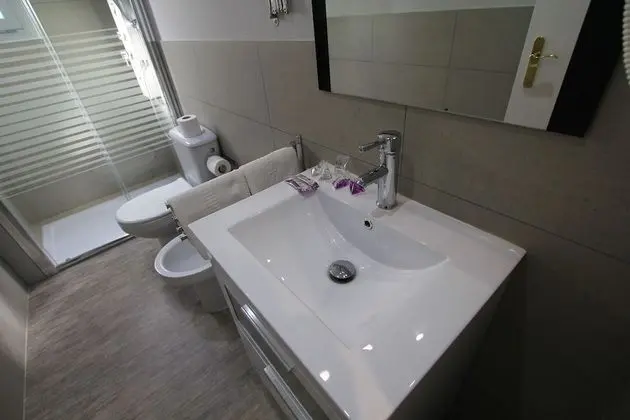 Büyük Yataklı Tek Kişilik Oda