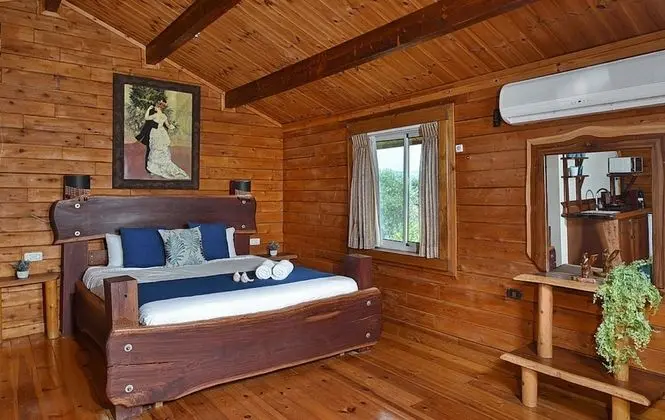 Kulübe, 1 Büyük (Queen) Boy Yatak ve Çekyat, Göl Manzaralı