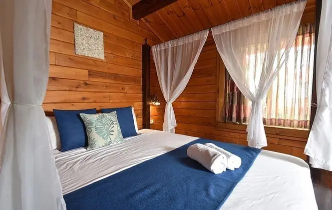 Kulübe, 1 Büyük (Queen) Boy Yatak ve Çekyat, Göl Manzaralı