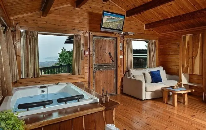 Kulübe, 1 Büyük (Queen) Boy Yatak ve Çekyat, Göl Manzaralı