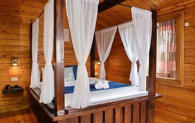 Kulübe, 1 Büyük (Queen) Boy Yatak ve Çekyat, Göl Manzaralı