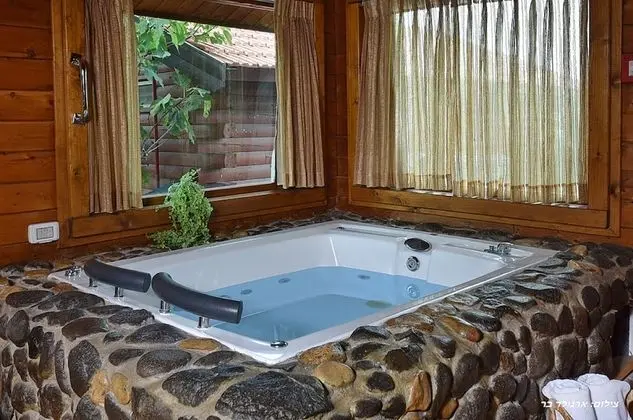 Kulübe, 1 Büyük (Queen) Boy Yatak ve Çekyat, Göl Manzaralı