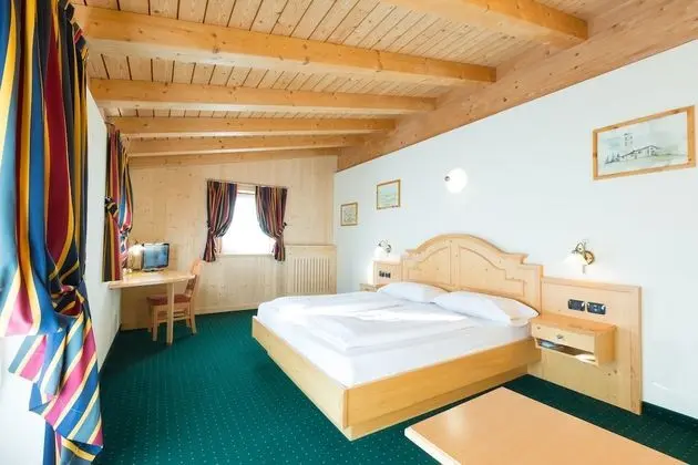 Superior Tek Büyük Yataklı Oda (4 Pax)