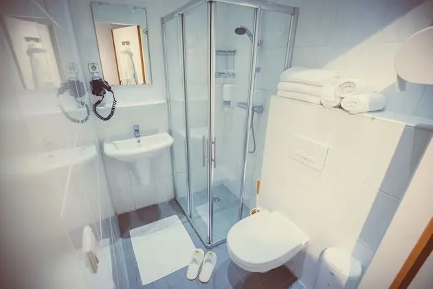 Standard Oda, Özel Banyo (in hallway)