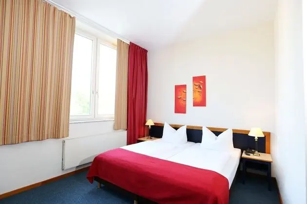 Tek Büyük Yataklı Oda, Avlu