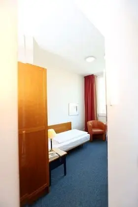 Tek Kişilik Oda, Avlu