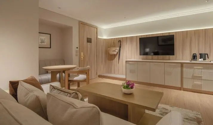 Tower Club Signature Collection City View Suite