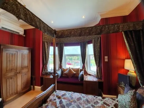 Tek Büyük Yataklı Oda, Banyolu/Duşlu (Oak Four Poster)