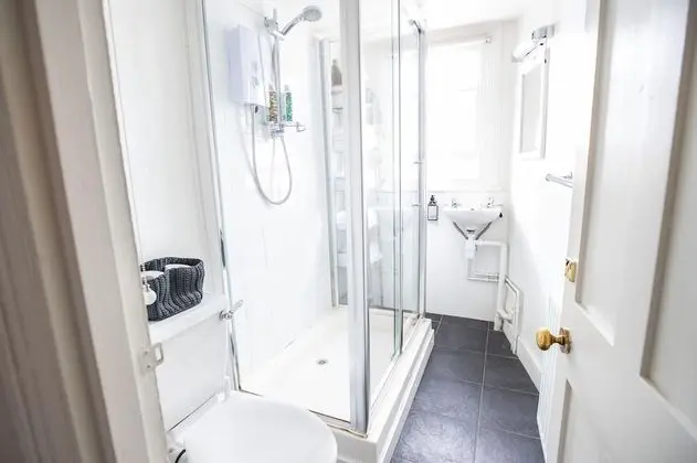 Tek Büyük Yataklı Oda, Ortak Banyo
