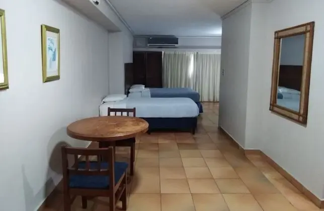Basic Tek Büyük Yataklı Oda (1 Double and 1 Twin Bed)