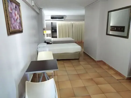 Basic Tek Büyük Yataklı Oda (1 Double and 1 Twin Bed)