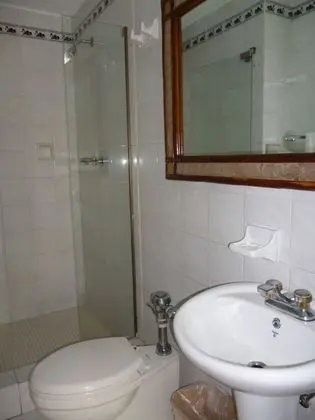 Basic Tek Büyük Yataklı Oda (1 Double and 1 Twin Bed)