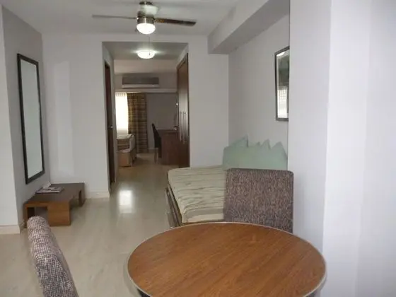 Tek Büyük Yataklı Oda (1 Double and 1 Twin Bed)