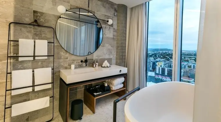 Suite with Bathtub – Invisible Service