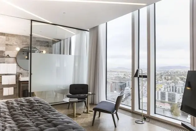 Suite with Bathtub – Invisible Service