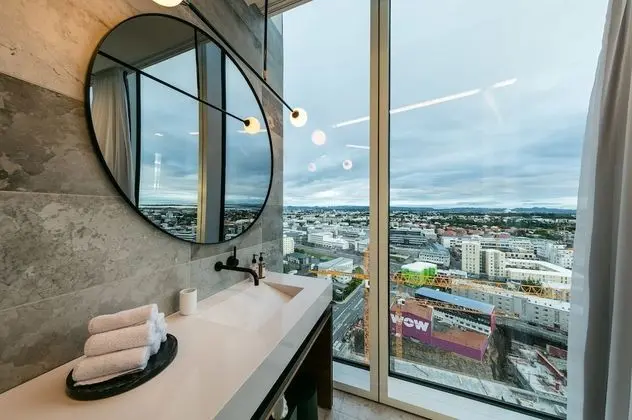 Suite with Bathtub – Invisible Service