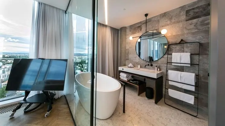 Suite with Bathtub – Invisible Service