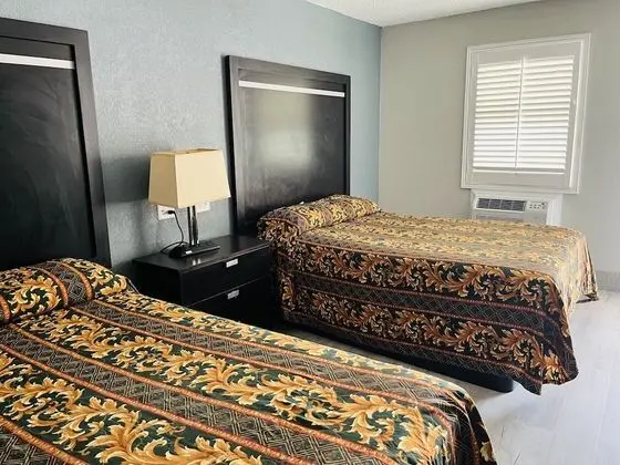 Tek Büyük Yataklı Oda, 2 Çift Kişilik Yatak