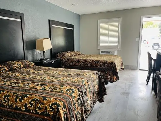 Tek Büyük Yataklı Oda, 2 Çift Kişilik Yatak