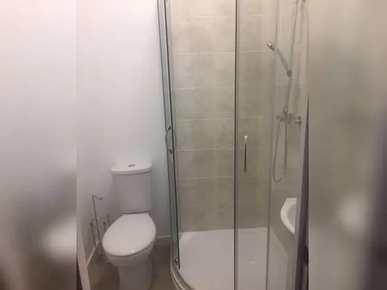 Tek Büyük Yataklı Oda, Ortak Banyo
