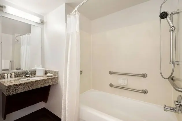 Süit, 2 Yatak Odası (Mobility/Hearing Accessible, Tub)