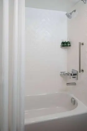 Oda, 1 Büyük (Queen) Boy Yatak ve Çekyat, Engellilere Uygun (Mobility Tub)