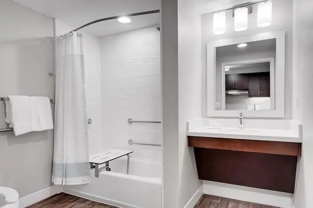 Süit, 1 Çift Kişilik Yatak (Mobility/Hearing Accessible, Tub)