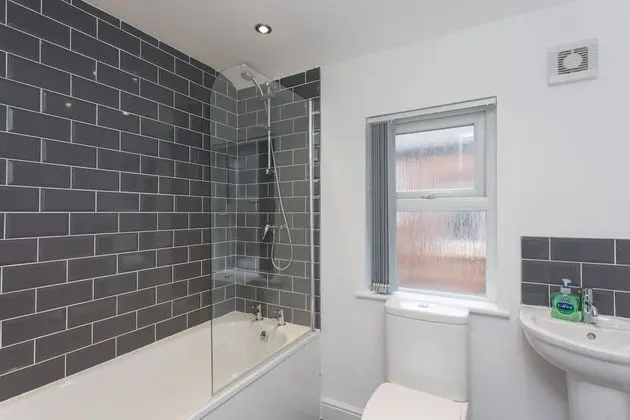 Tek Büyük Yataklı Oda, Ortak Banyo